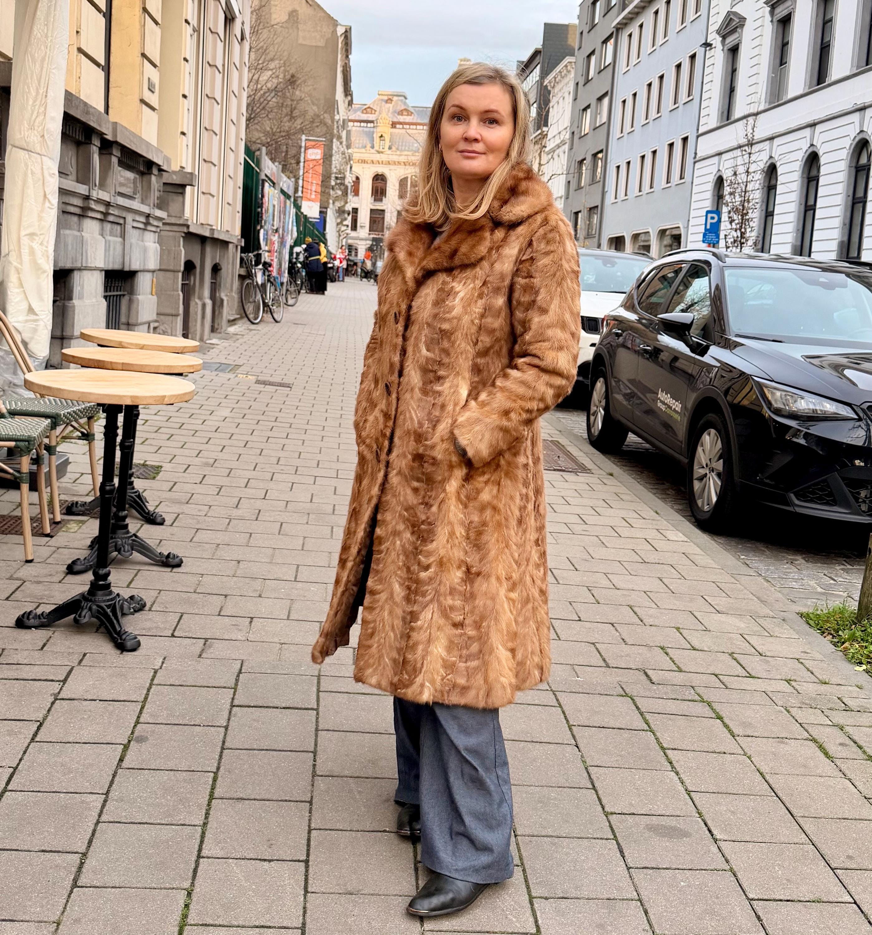 Golgen Mink Fur Coat with buttons - M